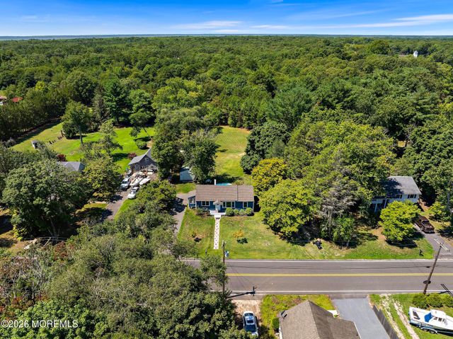 16 S Maple Avenue, Tuckerton, NJ 08087