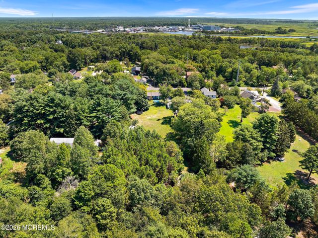 16 S Maple Avenue, Tuckerton, NJ 08087