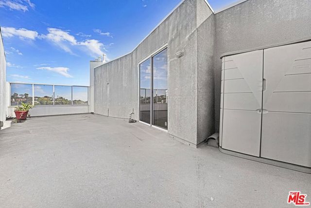 171 N Church Lane PH10, Los Angeles, CA 90049