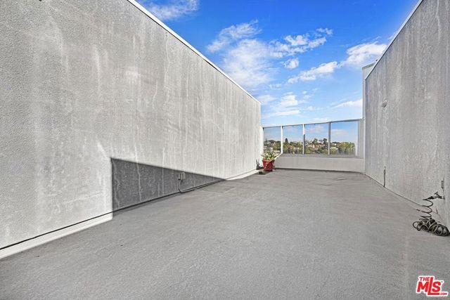 171 N Church Lane PH10, Los Angeles, CA 90049