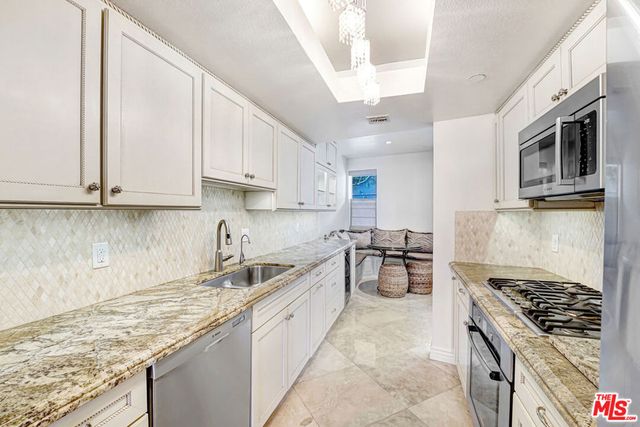 171 N Church Lane PH10, Los Angeles, CA 90049