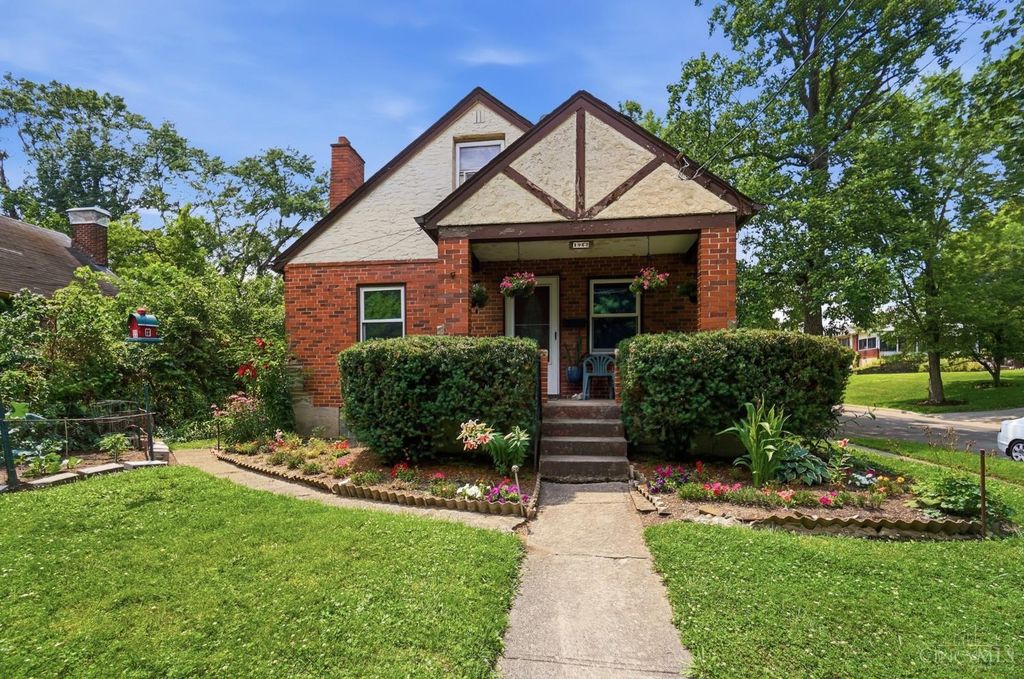 1063 Oak Avenue, Wyoming, OH 45215