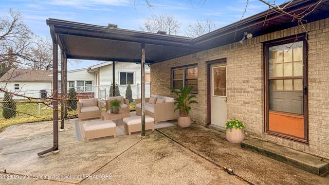 15849 Greenway Drive, Lansing, MI 48906