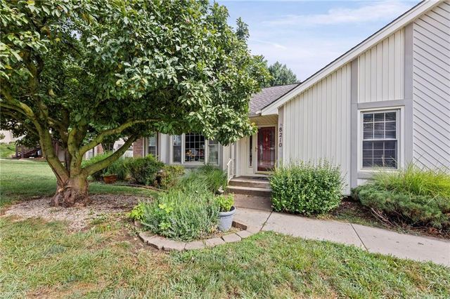 8210 N Virginia Avenue, Kansas City, MO 64118