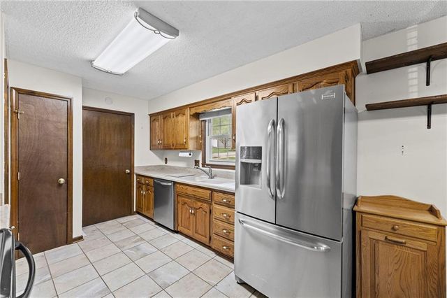 8210 N Virginia Avenue, Kansas City, MO 64118