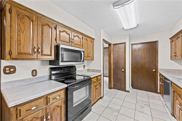 8210 N Virginia Avenue, Kansas City, MO 64118