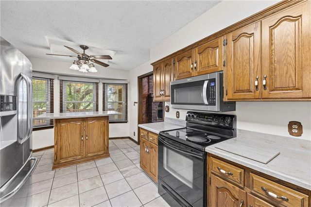 8210 N Virginia Avenue, Kansas City, MO 64118