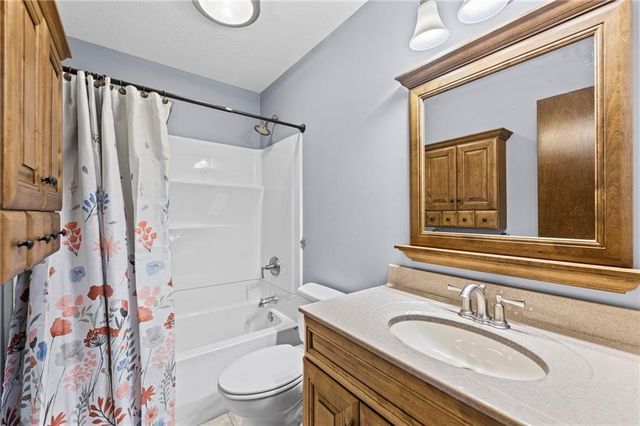 8210 N Virginia Avenue, Kansas City, MO 64118