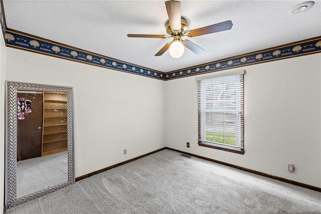 8210 N Virginia Avenue, Kansas City, MO 64118