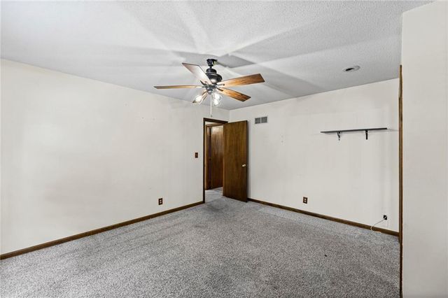 8210 N Virginia Avenue, Kansas City, MO 64118