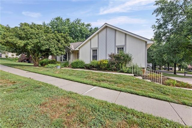 8210 N Virginia Avenue, Kansas City, MO 64118