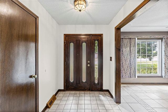 8210 N Virginia Avenue, Kansas City, MO 64118