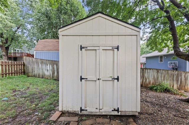 8210 N Virginia Avenue, Kansas City, MO 64118