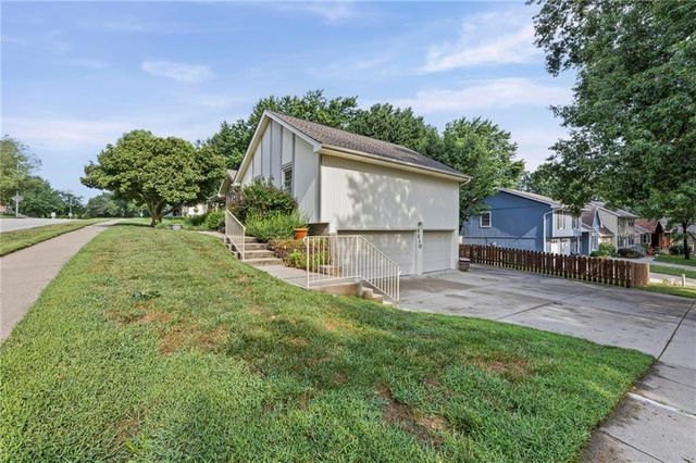 8210 N Virginia Avenue, Kansas City, MO 64118