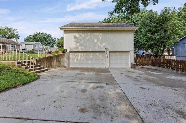 8210 N Virginia Avenue, Kansas City, MO 64118