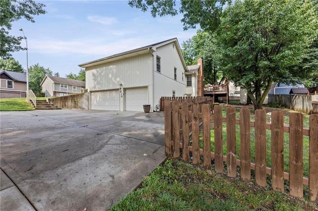 8210 N Virginia Avenue, Kansas City, MO 64118