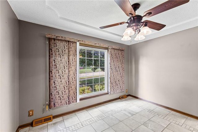 8210 N Virginia Avenue, Kansas City, MO 64118