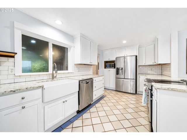 12591 Se STALEY Ave, Damascus, OR 97089