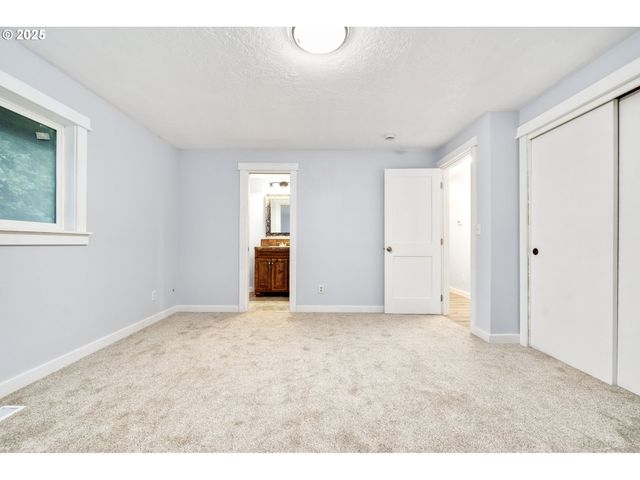 12591 Se STALEY Ave, Damascus, OR 97089