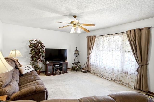 2320 NE 46th ST, Topeka, KS 66617