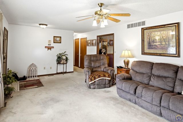 2320 NE 46th ST, Topeka, KS 66617