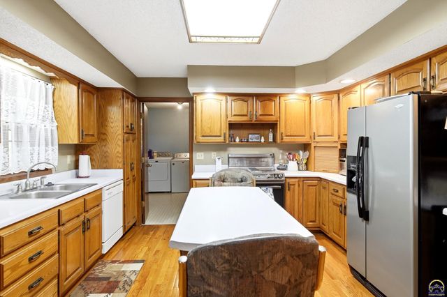 2320 NE 46th ST, Topeka, KS 66617