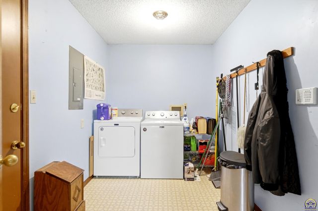 2320 NE 46th ST, Topeka, KS 66617