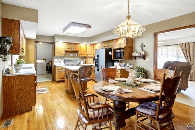 2320 NE 46th ST, Topeka, KS 66617