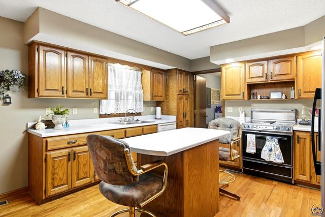 2320 NE 46th ST, Topeka, KS 66617