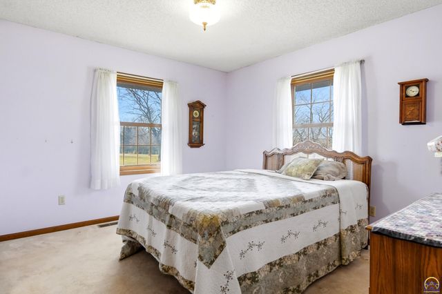 2320 NE 46th ST, Topeka, KS 66617