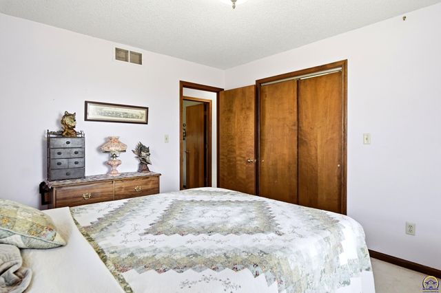 2320 NE 46th ST, Topeka, KS 66617