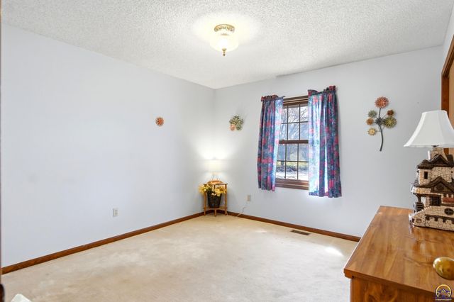 2320 NE 46th ST, Topeka, KS 66617