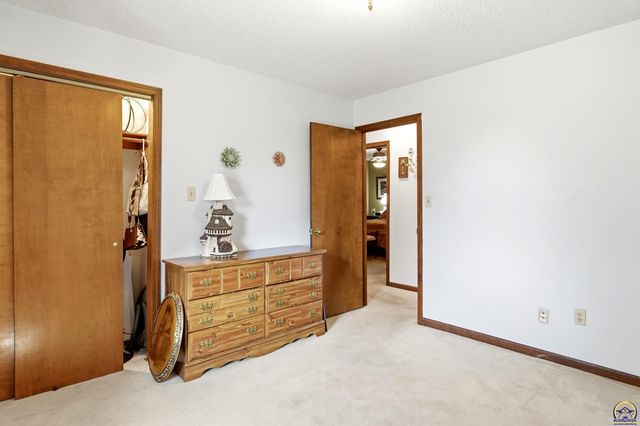 2320 NE 46th ST, Topeka, KS 66617