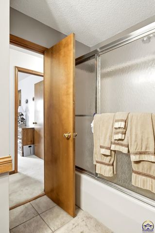 2320 NE 46th ST, Topeka, KS 66617