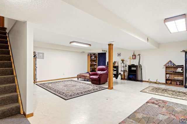 2320 NE 46th ST, Topeka, KS 66617