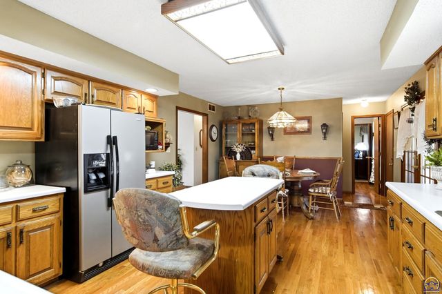 2320 NE 46th ST, Topeka, KS 66617