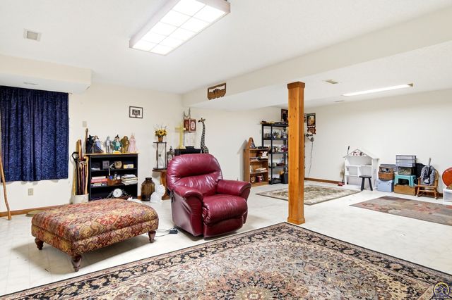 2320 NE 46th ST, Topeka, KS 66617