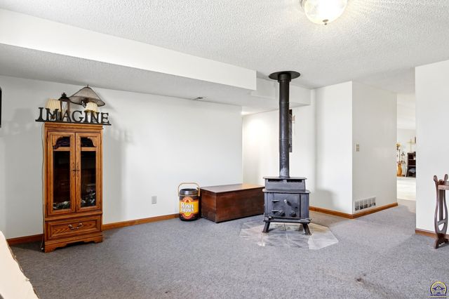 2320 NE 46th ST, Topeka, KS 66617