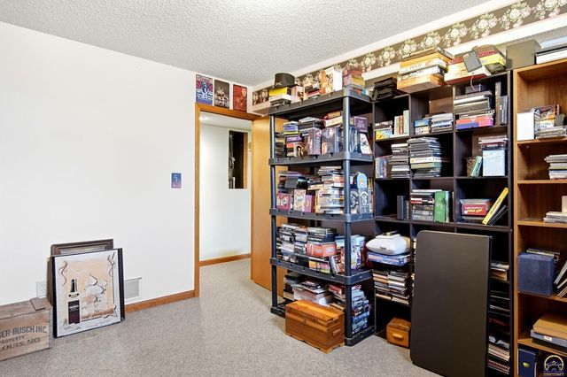 2320 NE 46th ST, Topeka, KS 66617