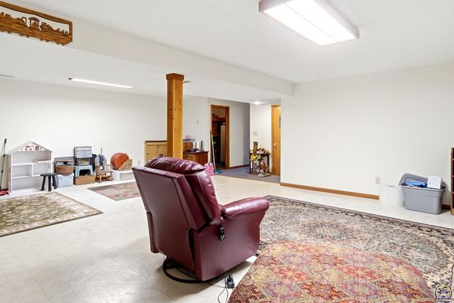 2320 NE 46th ST, Topeka, KS 66617