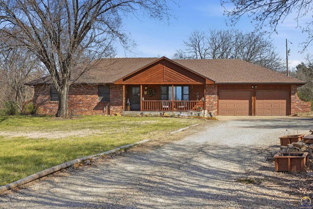 2320 NE 46th ST, Topeka, KS 66617