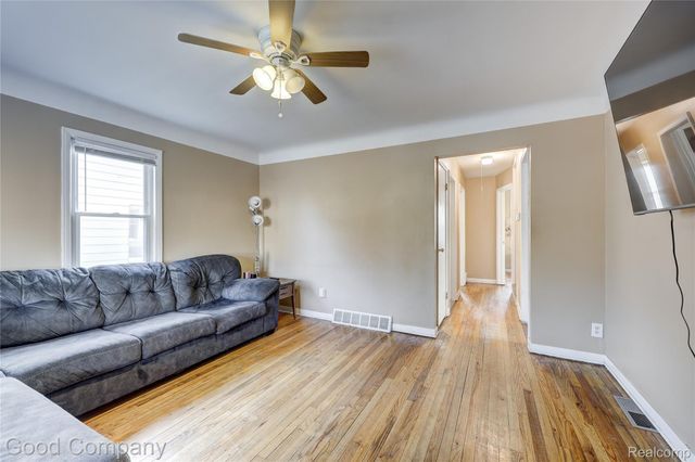 1216 E George Avenue, Hazel Park, MI 48030