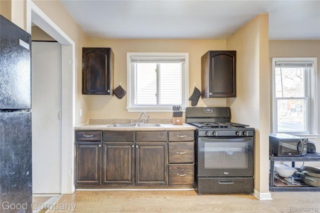 1216 E George Avenue, Hazel Park, MI 48030