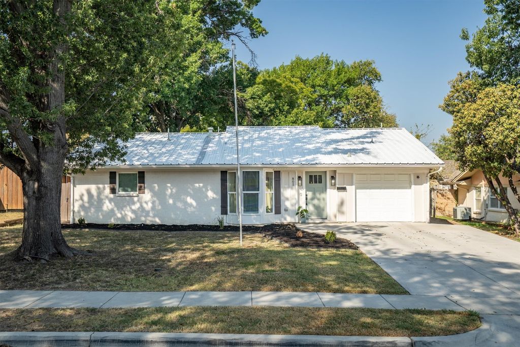 805 NW 14th Street, Grand Prairie, TX 75050 — exterior