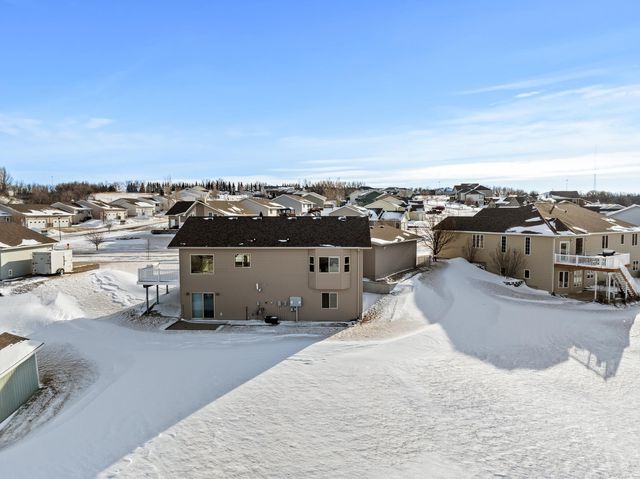 1616 DAKOTA DR SW, Minot, ND 58701