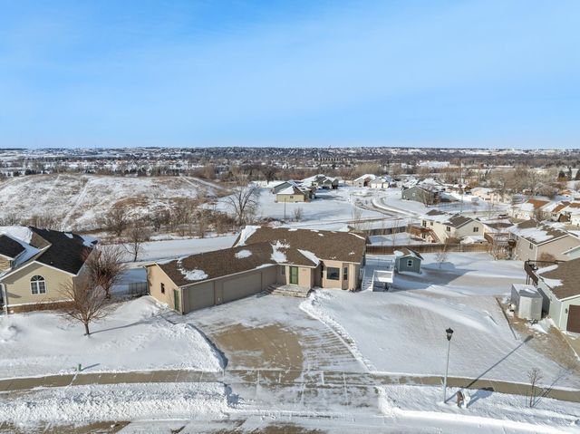 1616 DAKOTA DR SW, Minot, ND 58701