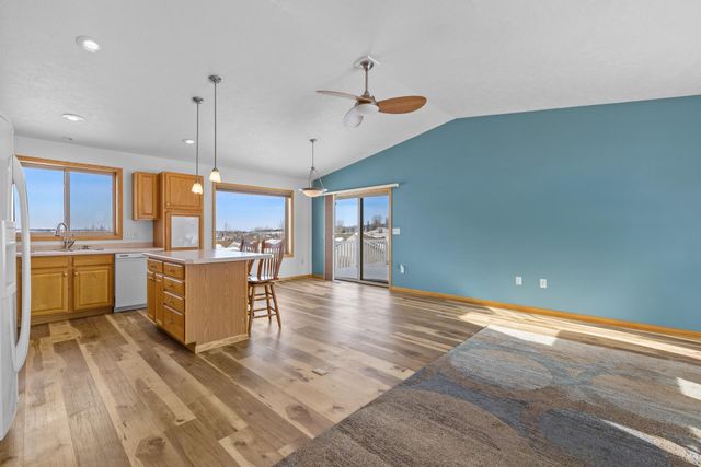 1616 DAKOTA DR SW, Minot, ND 58701