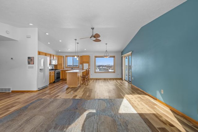 1616 DAKOTA DR SW, Minot, ND 58701