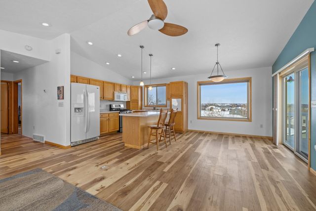 1616 DAKOTA DR SW, Minot, ND 58701