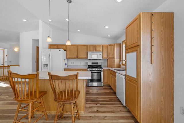 1616 DAKOTA DR SW, Minot, ND 58701